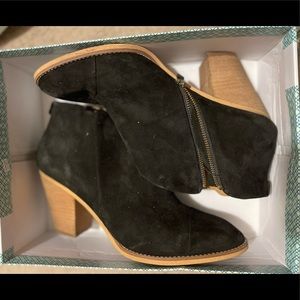 Used women’s 13 Black suede booties